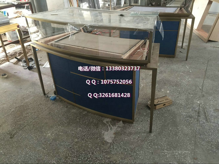 弧形卡地亚珠宝展柜