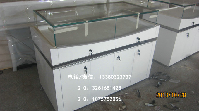 形影不离珠宝展柜
